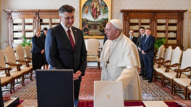 البابا فرنسيس مستقبلاً رئيس وزراء جمهورية كرواتيا السيد أندري بلينكوفيتش 06 شباط فبراير 2020
