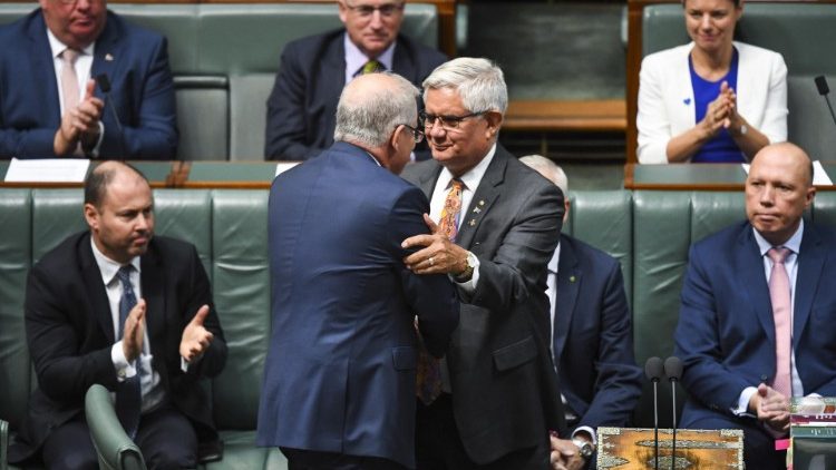 Le ministre australien des Affaires indigènes Ken Wyatt remerciant le Premier ministre Scott Morrison, le 12 février 2020 au Parlement australien.