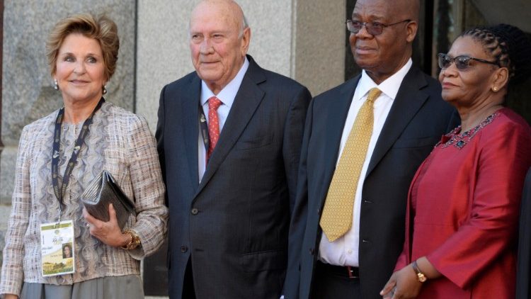 Frederik Willem de Klerk und seine Frau Elita am 13. Februar mit Amos Masondo (Nationaler Provinzrat) und Thandi Modise (ganz rechts), der Sprecherin der Nationalversammlung