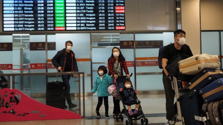 Passagiere mit Atemmasken Mitte Februar am Flughafen von Taipeh/Taiwan