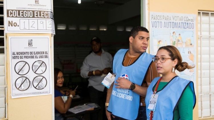 Se suspenden las elecciones municipales de la República Dominicana por fallos en el sistema de voto automatizado.