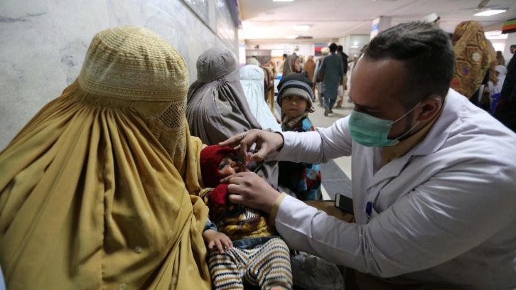 天主教医生在救治穆斯林儿童患者
