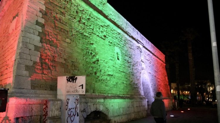 Papa a Bari: luces colores de paz