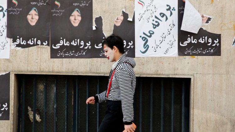 Pubblicità elettorale sui muri di Teheran