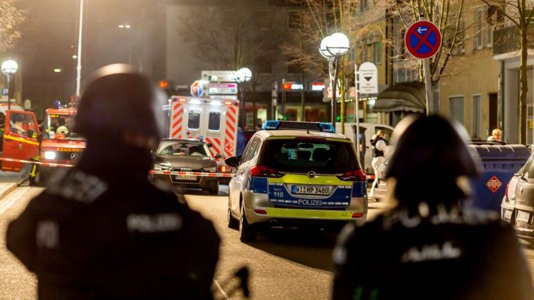 Polizia nel centro di Hanau dopo la strage