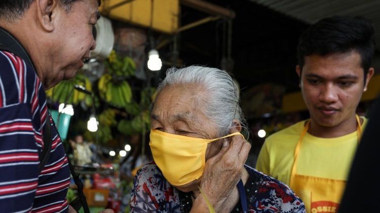 Una donna nelle FIlippine indossa una mascherina per proteggersi dal contagio