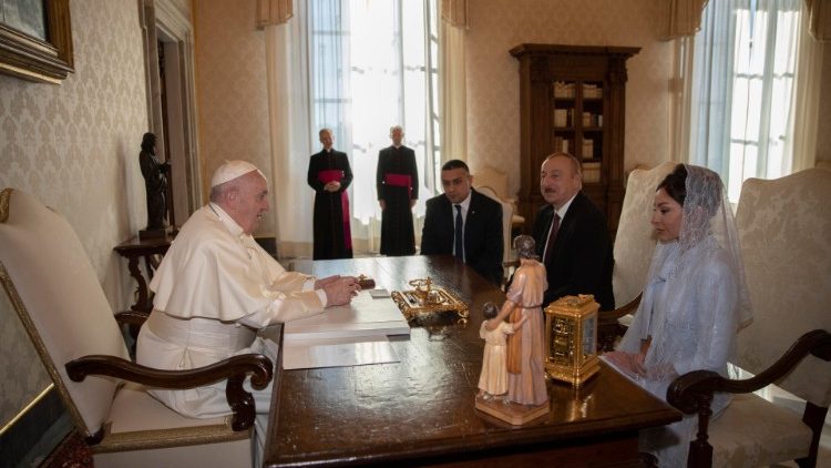 O Papa Francisco e o Presidente da República do Azerbaijão, Ilham Aliyev, acompanhado de sua consorte