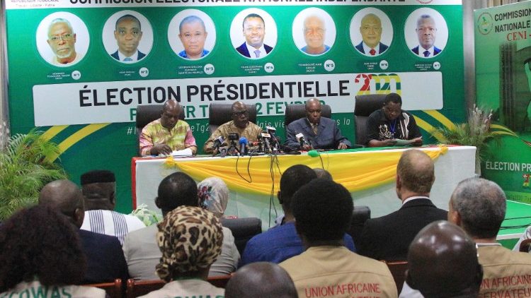 Tchambakou Ayassor (2.v.l.) verkündete im Februar die Wahlresultate in Togo