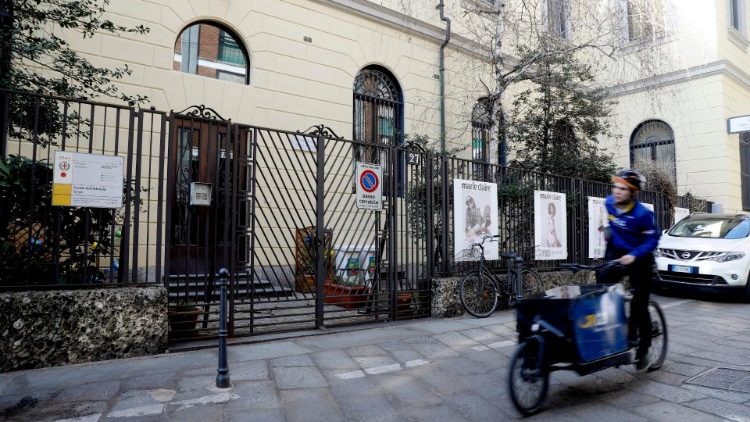 Una scuola di Milano chiusa a causa dell'epidemia di coronavirus (Ansa)