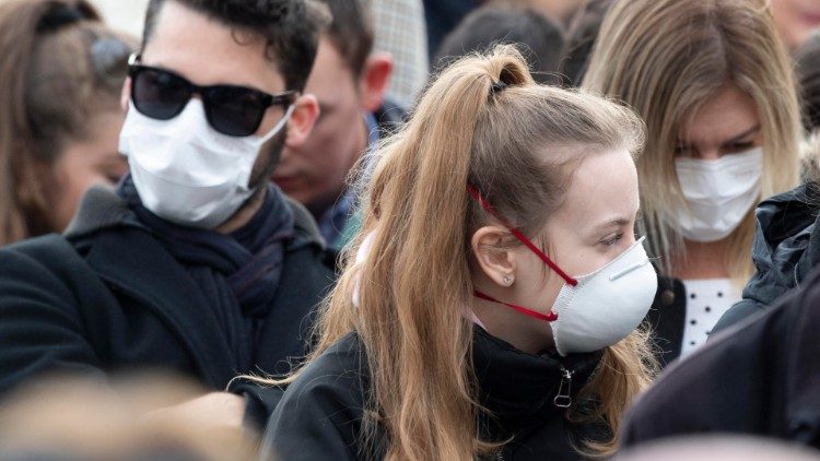 Sokan viseltek egészségügyi maszkot   
