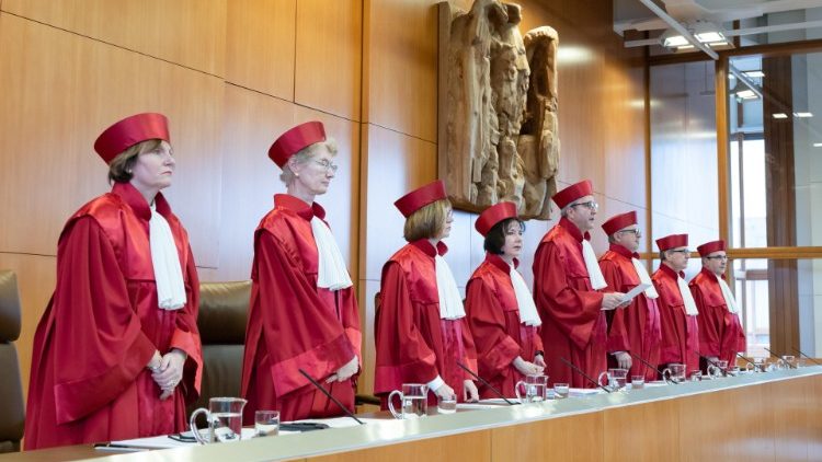 Die Karlsruher Richterinnen und Richter bei ihrer Urteilsverkündigung am 26. Februar