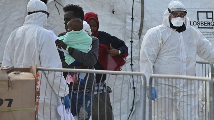 Coronavirus: Sea Watch con 194 migranti arrivata a Messina