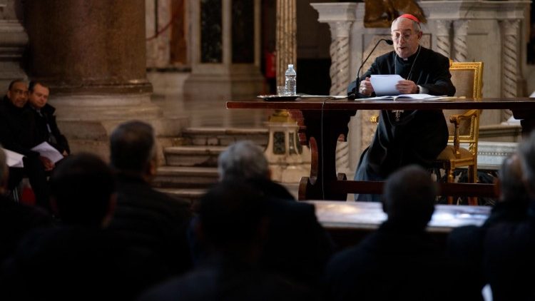Angelo De Donatis bíboros felolvassa a pápa beszédét