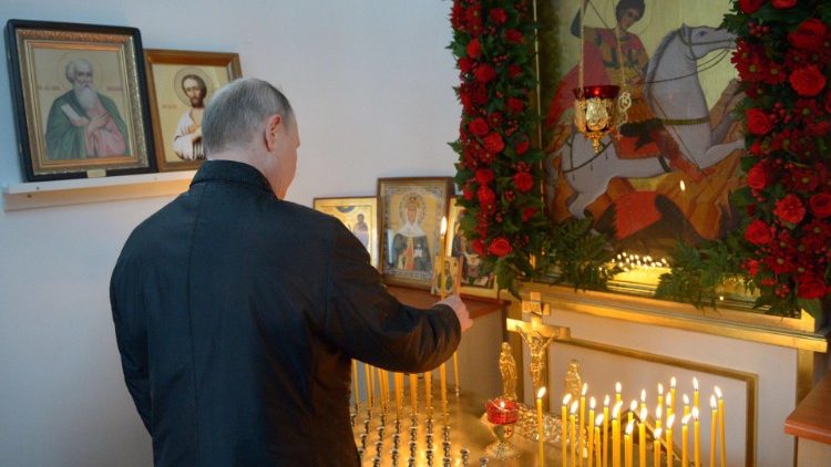 Russlands Präsident Putin zündet eine Kerze an