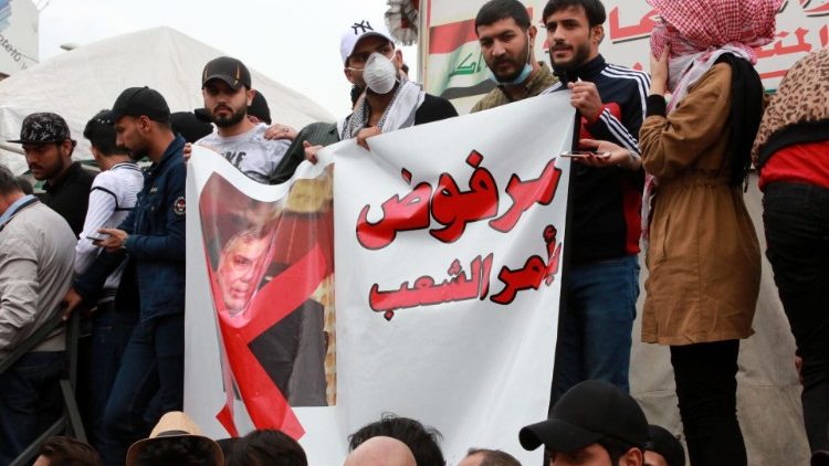 Des manifestants hostiles au premier ministre désigné Mohamed Allawi, place Tahrir à Bagdad, le 1 er mars. 