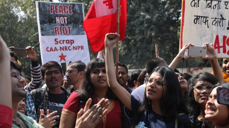 Attivisti durante le manifestazioni a New Delhi 