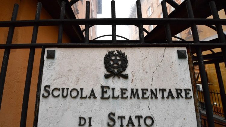 सरकार के आदेश पर इटली के स्कूल बंद
