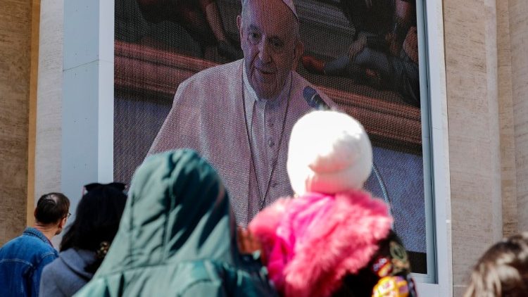 Верующие слушают слово Папы перед гигантским экраном на площади Св. Петра