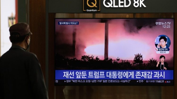 I media sudcoreani riportano la notizia dei nuovi test missilistici nordcoreani (EPA/JEON HEON_KYUN)