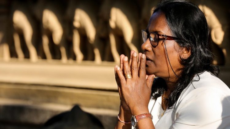 श्रीलंका की प्रार्थना करती हुई महिला