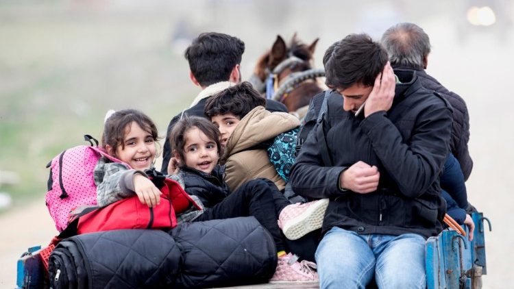 Un gruppo di migranti, tra cui alcuni bambini, fermi ai confini tra Grecia e Turchia