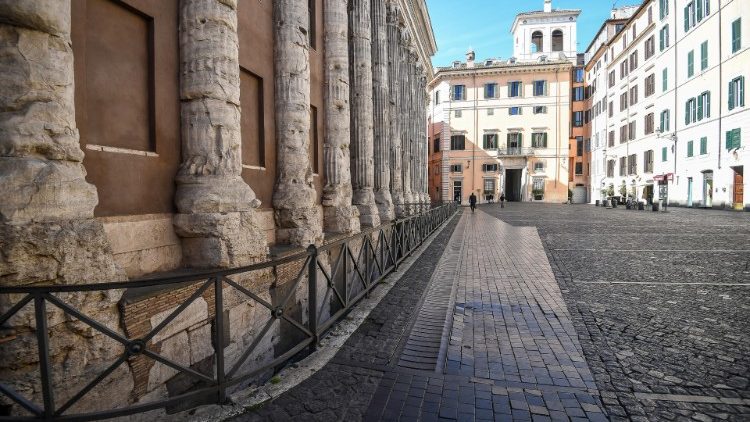Piazza di Pietra u središtu Rima nakon strogih odredbi zbog širenja koronavirusa