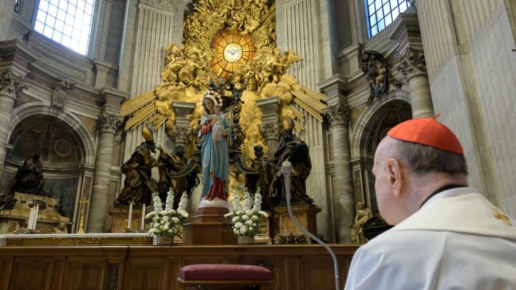 Kardinal Comstri ber Angelus i direktsändning från Peterskyrkan 