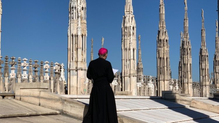 Milánó mai érseke a dóm tetején a Szűzanyához fohászkodik