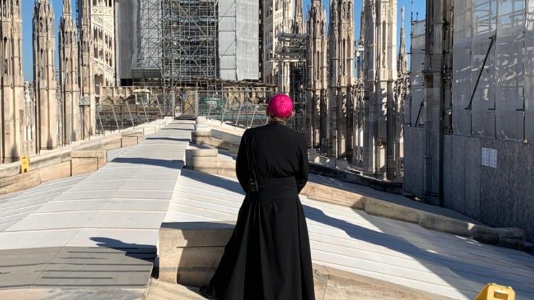 Arkivyskupas Delpini ant Milano katedros stogo kalba maldą už miestą ir savo vyskupiją