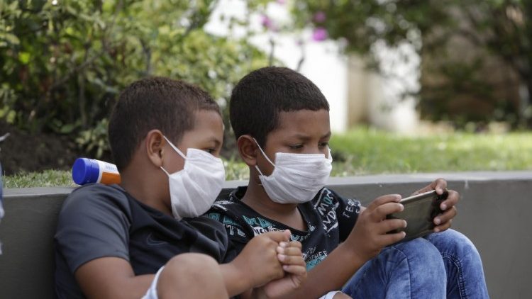 Crianças panamenhas protegem-se com máscaras