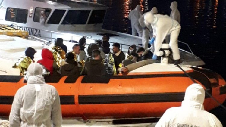 Příjezd migrantů na Lampedusu