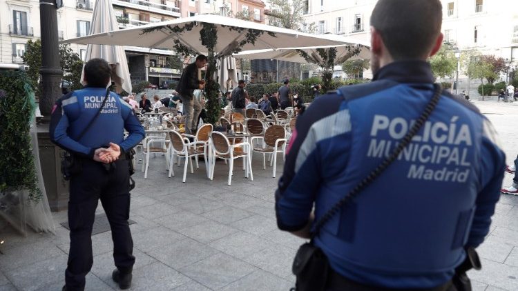 Forze dell'ordine nel centro di Madrid: da oggi in vigore misure severe anti Covid-19