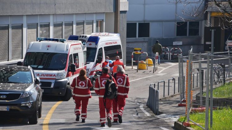 Bergamo: arrivo di ambulanze con contagiati da coronavirus all'ospedale Bolognini
