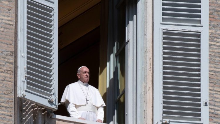 Papa Franjo na prozoru Apostolske palače nakon molitve Anđeoskog pozdravljenja