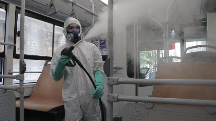 Autoridades desinfectan el transporte público en Santiago