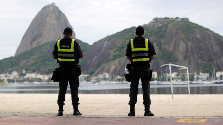 Deux policiers à Rio de Janeiro, le 21 mars 2020.