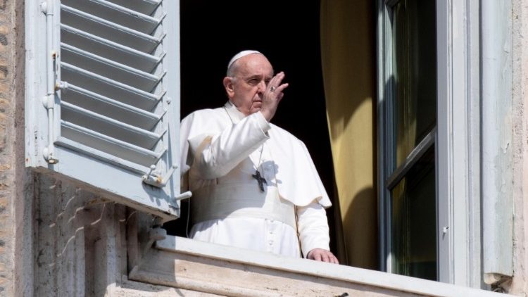 Popiežius laimina, žiūrėdamas į tuščią Šv. Petro aikštę