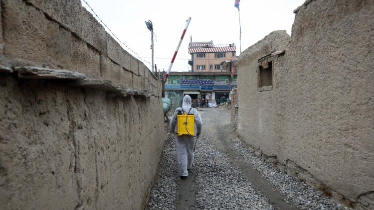 Campagne de désinfection et de distribution de masques et de gants à Kaboul, le 23 mars 2020 