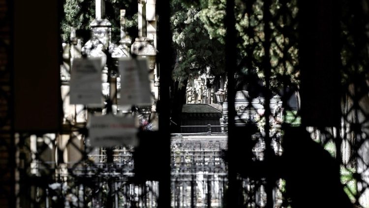 Una vista general del cementerio de Pamplona, España, mientras está cerrado al público, 23 de marzo de 2020