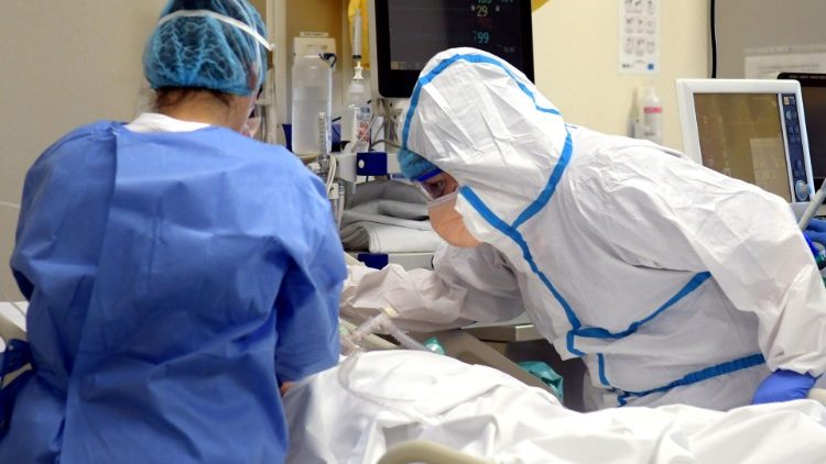 Nhân viên y tế đang chăm sóc bệnh nhân trong một bệnh viện