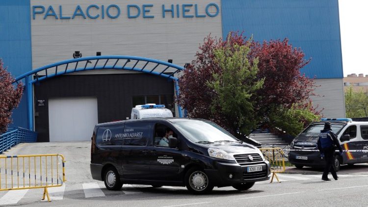 Le "Palacio de Hielo", un centre commercial madrilène dont la patinoire a été transformée en morgue temporaire. 