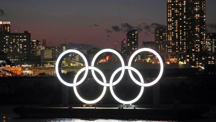 Les anneaux olympiques éclairés au Odaiba Marine Park à Tokyo, au Japon, le 24 mars 2020, jour de l'annonce du report des JO