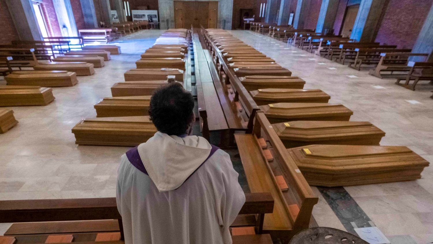 Bild von Särgen mit Corona-Toten in einer Kirche in Bergamo, 2020