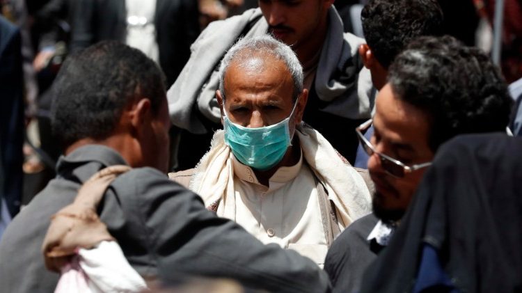 Persone al mercato di Sanaa, nello Yemen (EPA/YAHYA ARHAB)