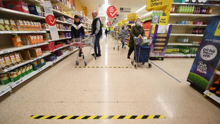 Un supermercato a Londra, dove è segnata la distanza raccomandata per evitare il contagio