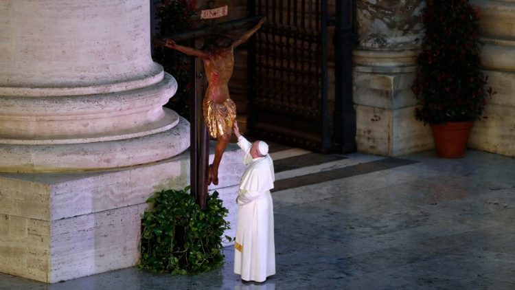 教宗佇立在十字苦像前
