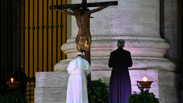Il Papa prega davanti al crocifisso di San Marcello