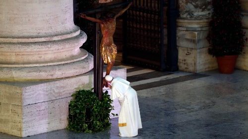 Молитва Папы Франциска и Urbi et Orbi перед пустой площадью (видео)