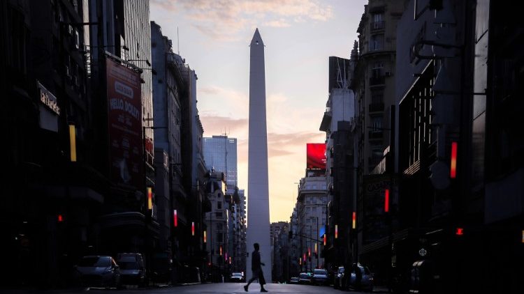 La Avenida 9 de Julio en Buenos Aires, prácticamente vacía debido a la cuarentena.