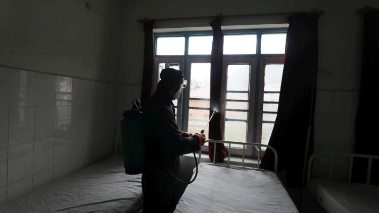 Désinfection d'une chambre d'hôpital à Srinagar, dans le Cachemire indien.
